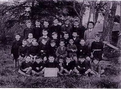 Honoré Bourguignon kun siaj lernantoj. Publika lernejo de St Maximin. 1931-32}